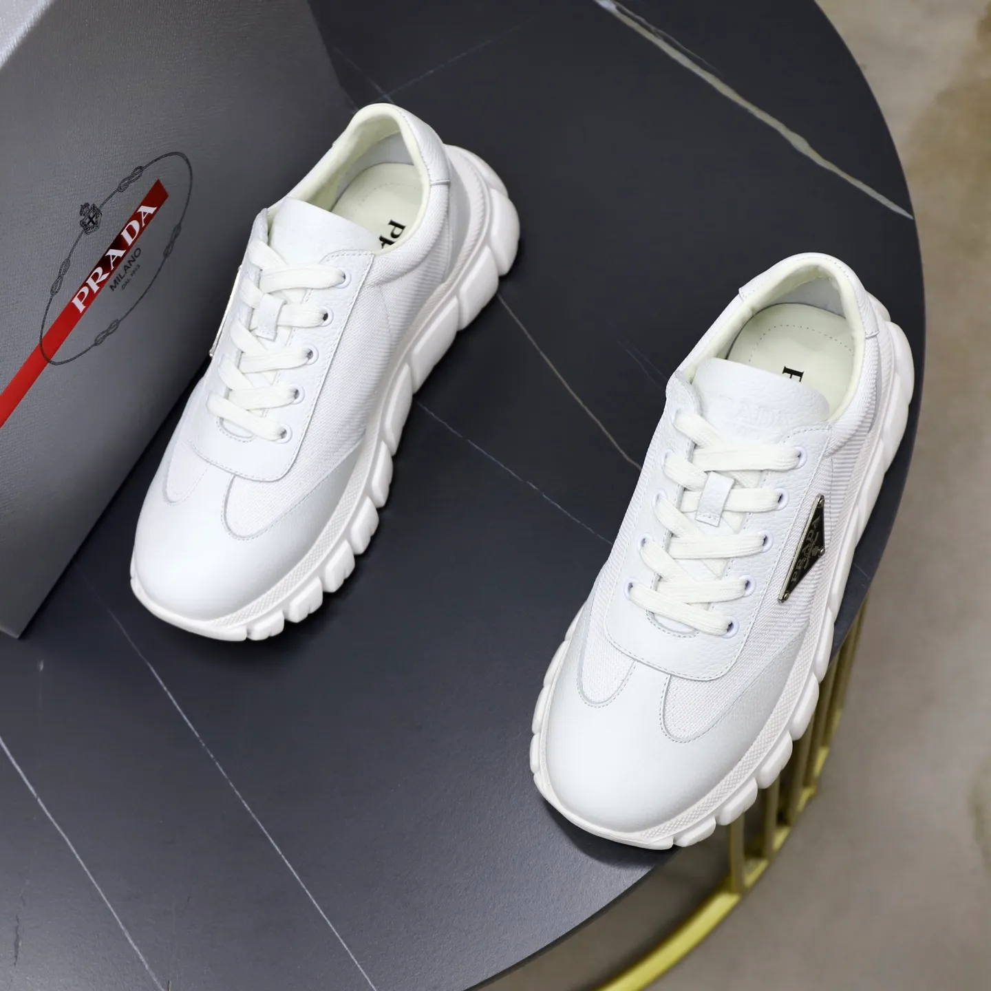 Factory price: 720💰Top original order Brand: PRADA (Prada) Standard code: Men's size 38/44 (45 can be customized) Grade: Same as the official website Material: Original cowhide stitching, cowhide lining, original combination two-color wear-resistant soft outsole Style category: casual sports version, young fashion, European and American trend, British style Color: actual picture color